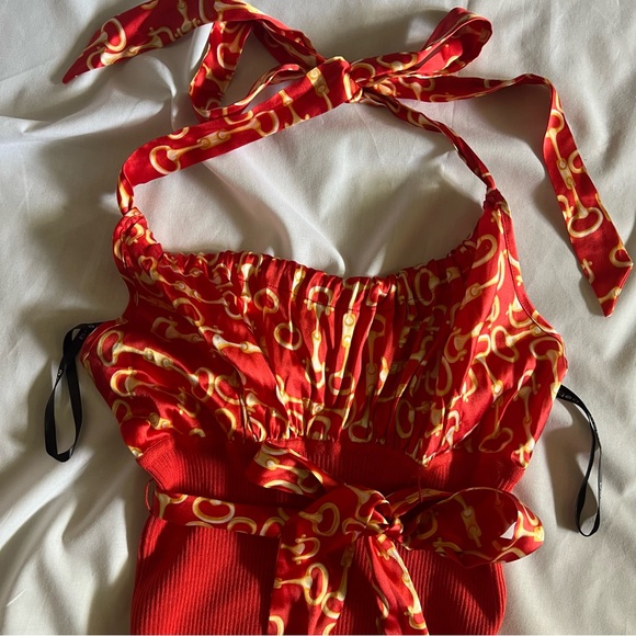 Bebe bow HALTER TOP • red with gold chain effect print• size M• - Picture 6 of 8
